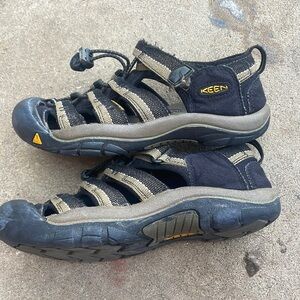 Keen weatherproof Sandals!  Youth 3